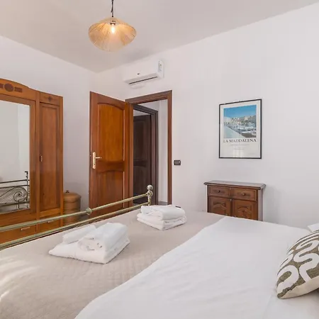 Chiara 2 Bedr, View, Parking, Garden, Grill * La Maddalena (Sassari)
