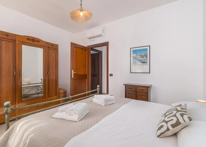 Chiara 2 Bedr, View, Parking, Garden, Grill * La Maddalena